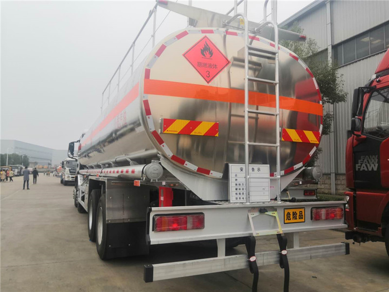 國(guó)六30.4方鋁合金油罐車-31方油罐車可裝26噸