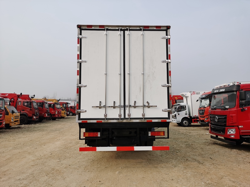 東風(fēng)天龍KL小三軸冷藏車