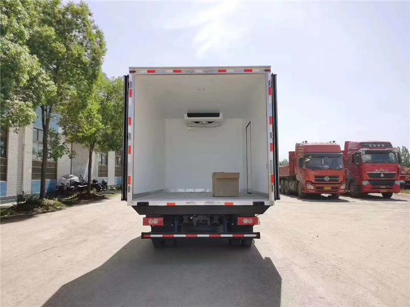 國六 福田歐馬可156馬力藍(lán)牌冷藏車