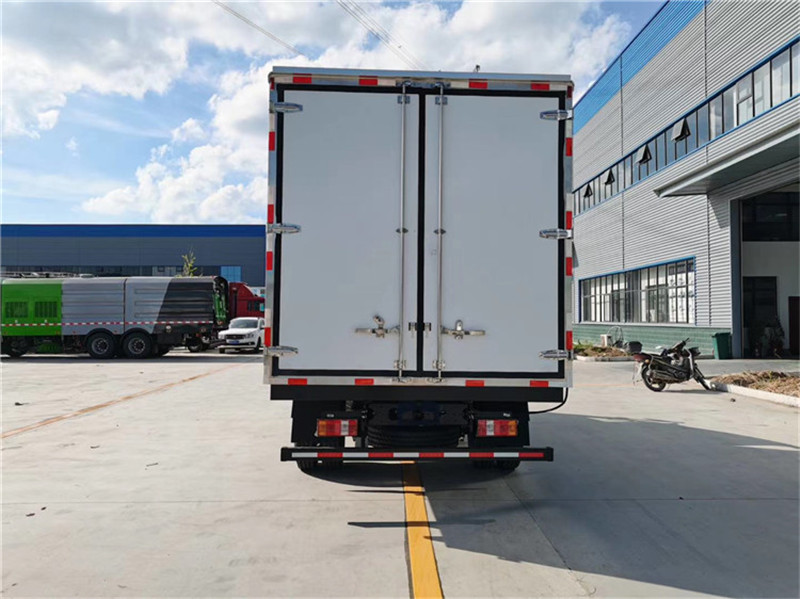 國(guó)六 重汽豪沃4.2米排半冷藏車