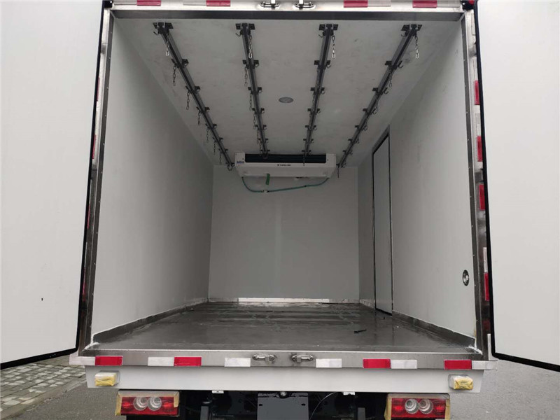 國(guó)六 福田歐馬可156馬力肉鉤冷藏車