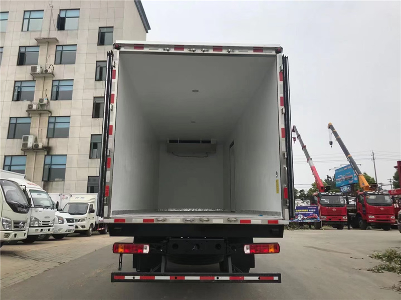 福田歐航國六高頂雙臥冷藏車