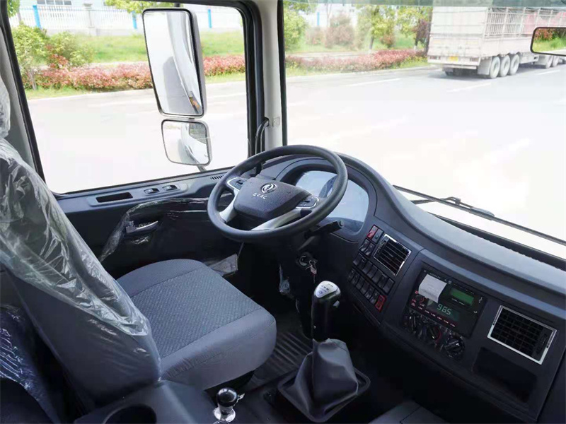 國(guó)六 東風(fēng)多利卡6.8米冷藏車(chē)