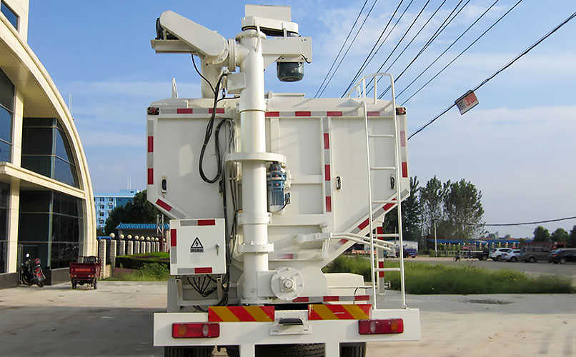 東風天錦小三軸30立方飼料車